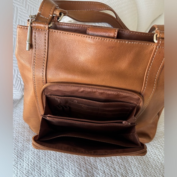 Fossil handbag purse. Soft brown leather. Zipper closures, zippered front pocket - Picture 3 of 12
